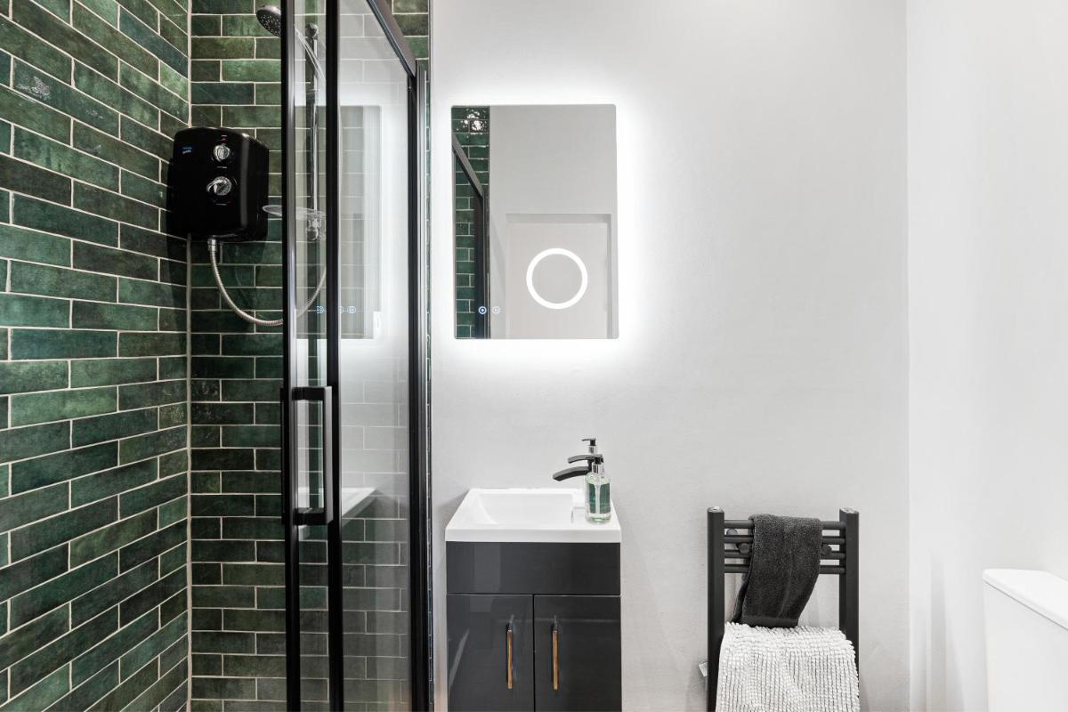 Cosy Modern Apartment With Free Parking - Housity