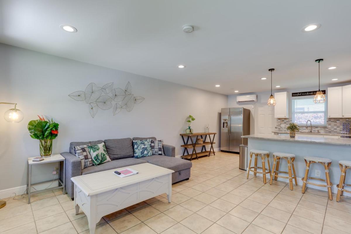 Pet-Friendly Palm Beach Pad - 1 Mi to the Ocean! - Housity