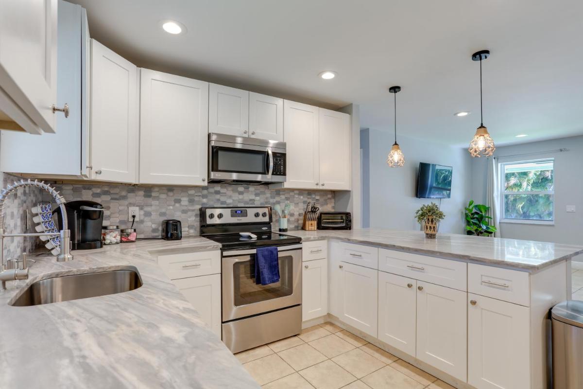 Pet-Friendly Palm Beach Pad - 1 Mi to the Ocean! - Housity