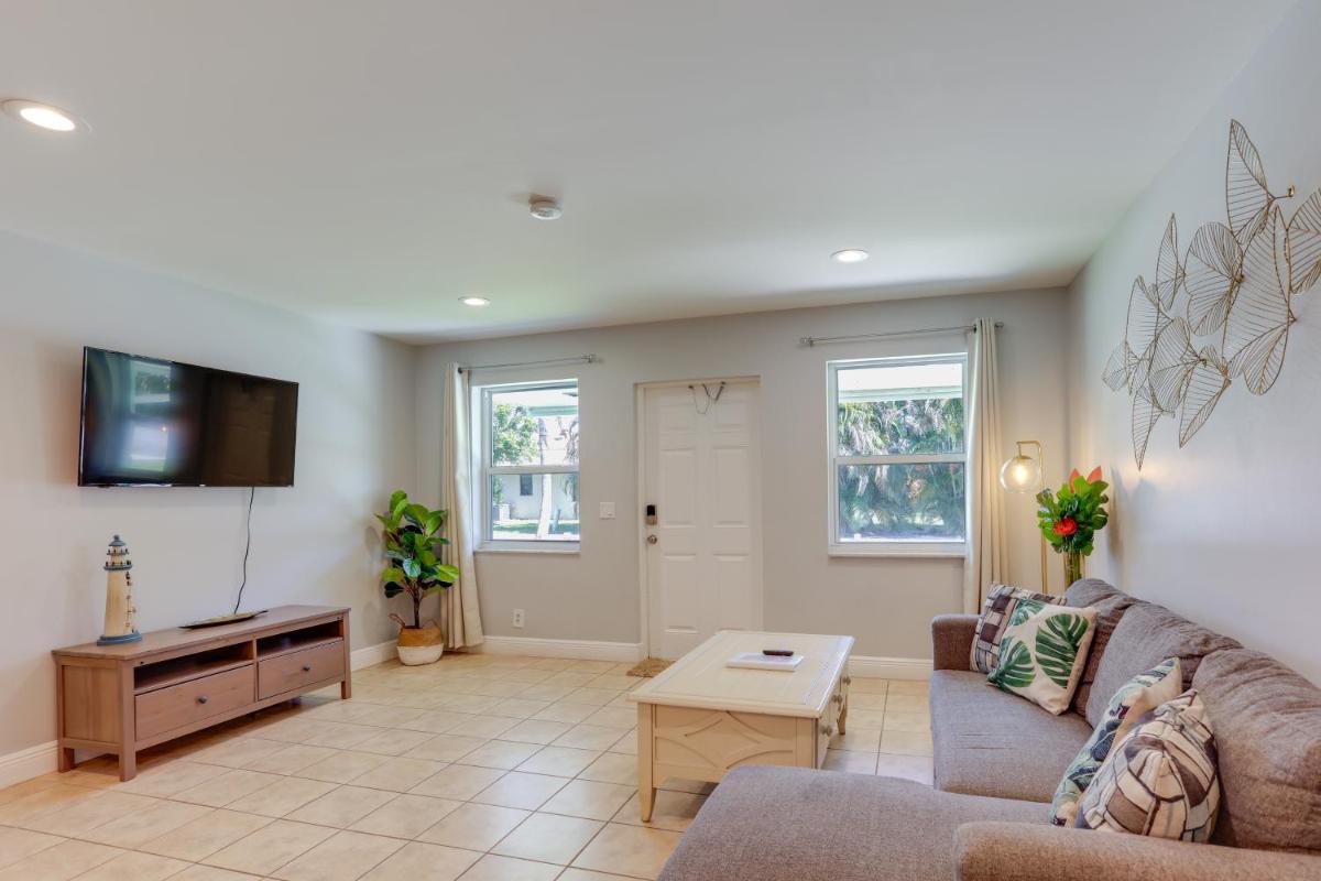 Pet-Friendly Palm Beach Pad - 1 Mi to the Ocean! - Housity