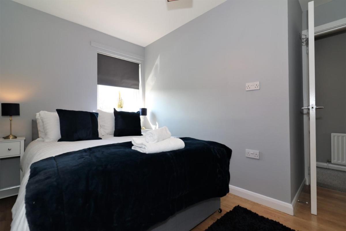 Signature - Whistleberry House - Housity