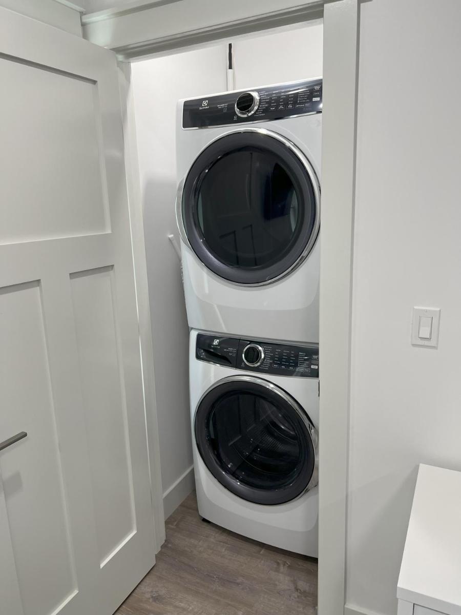 Gardner Lake 2 Queen/1King/2 Bath/Laundry- Private - Housity