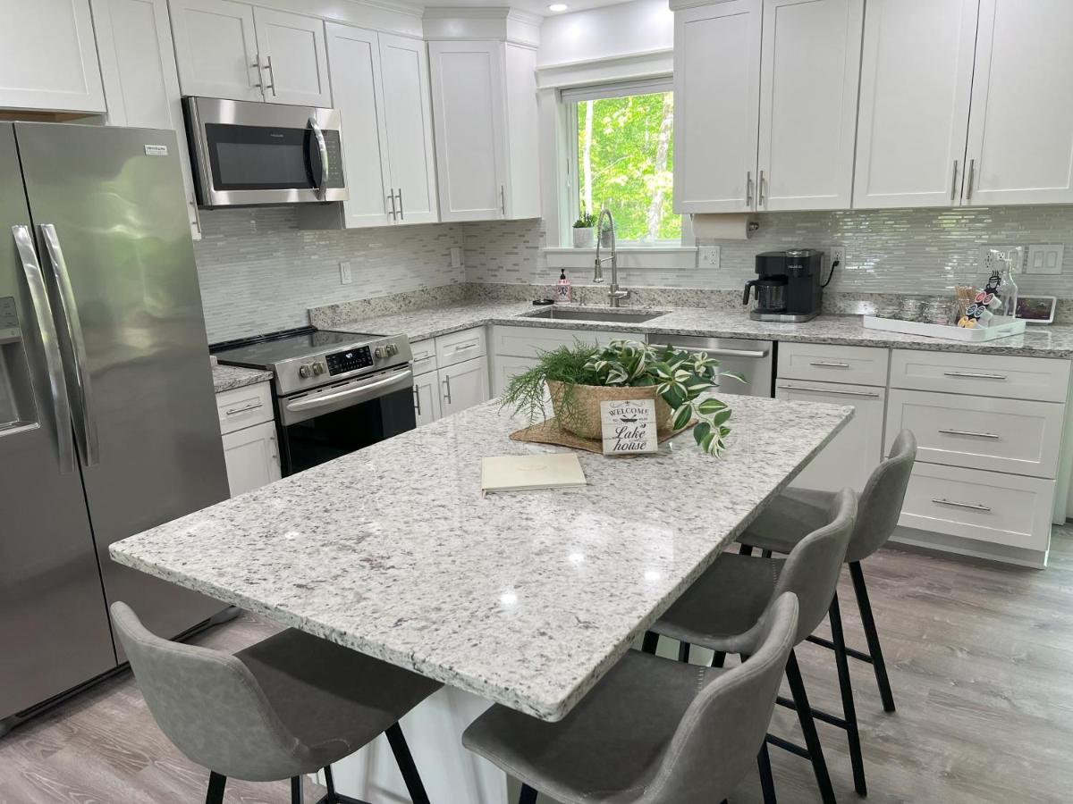 Gardner Lake 2 Queen/1King/2 Bath/Laundry- Private - Housity