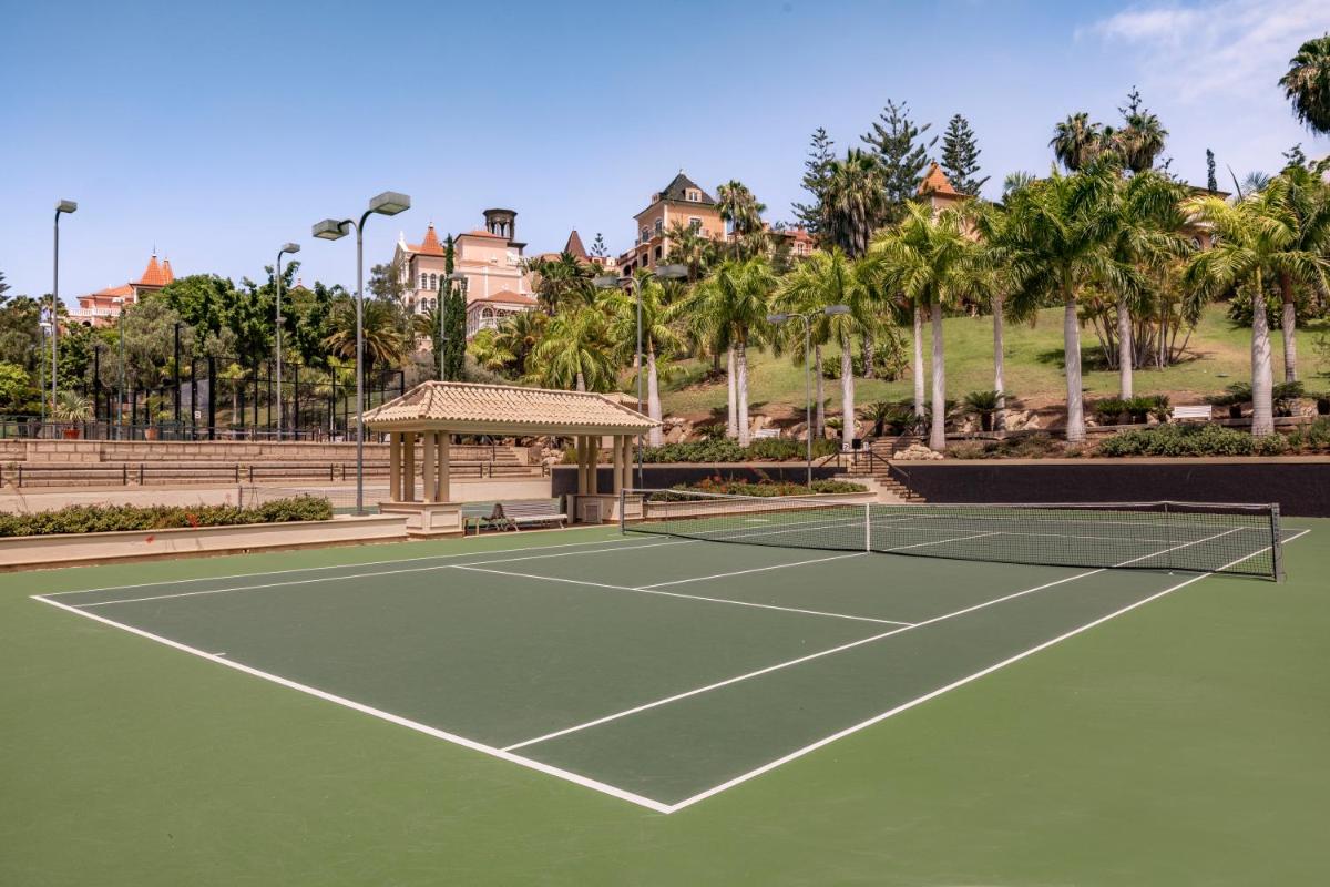 Instalaciones para jugar a tenis o squash en Bahia del Duque o alrededores