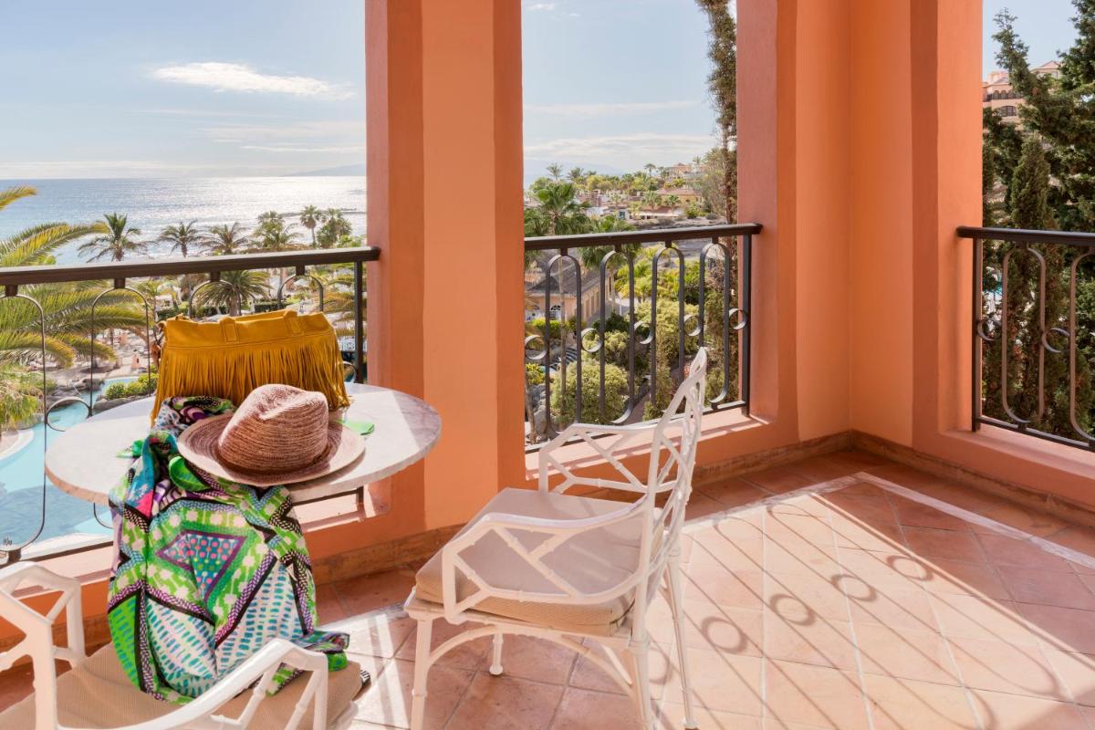 Un balcón con mesa y sillas y vista al mar. en Bahia del Duque, en Adeje