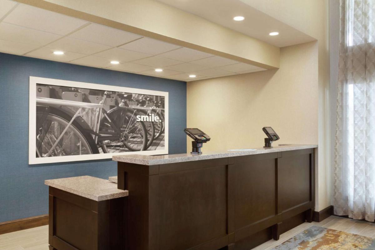 Hampton Inn and Suites Springdale - Housity
