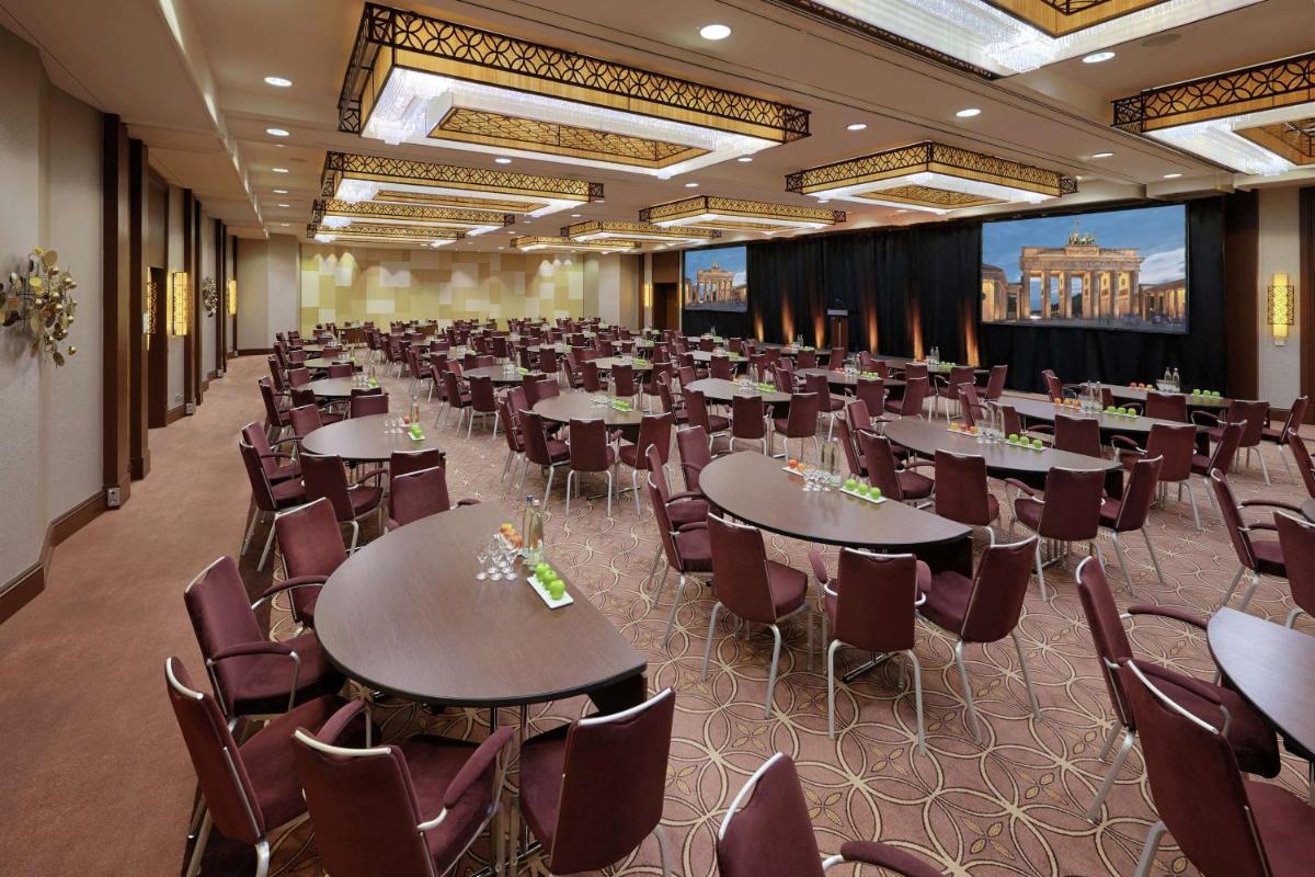 Ein Restaurant oder anderes Speiselokal in der Unterkunft Hilton Berlin