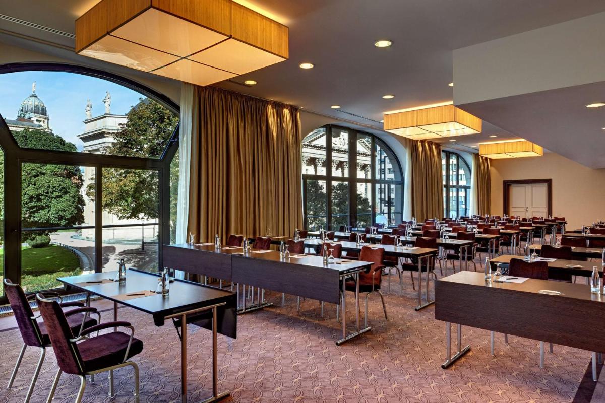 Ein Sitzbereich in der Unterkunft Hilton Berlin