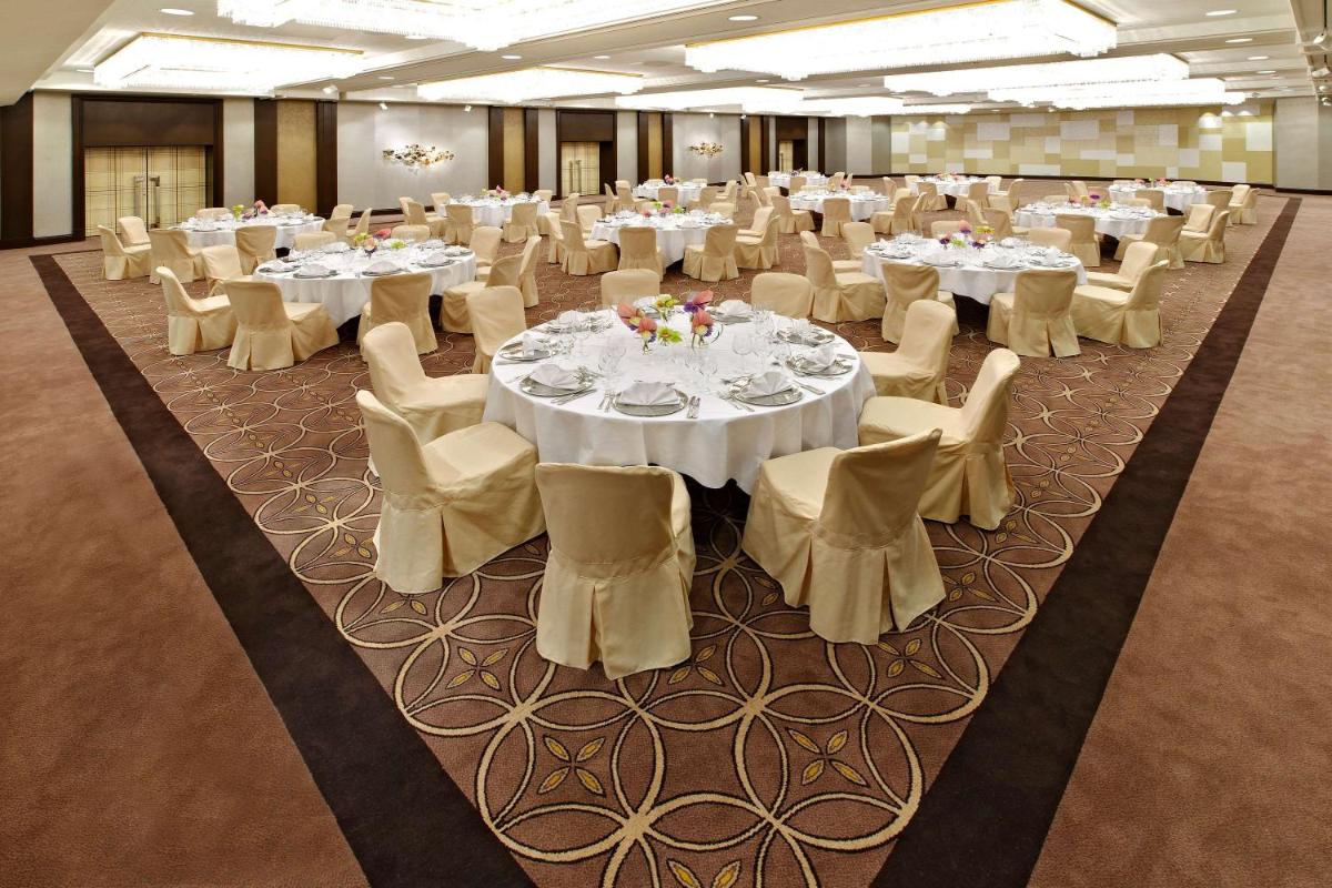 Ein Restaurant oder anderes Speiselokal in der Unterkunft Hilton Berlin