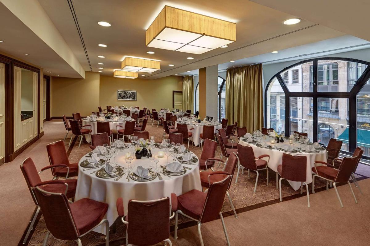 Ein Sitzbereich in der Unterkunft Hilton Berlin