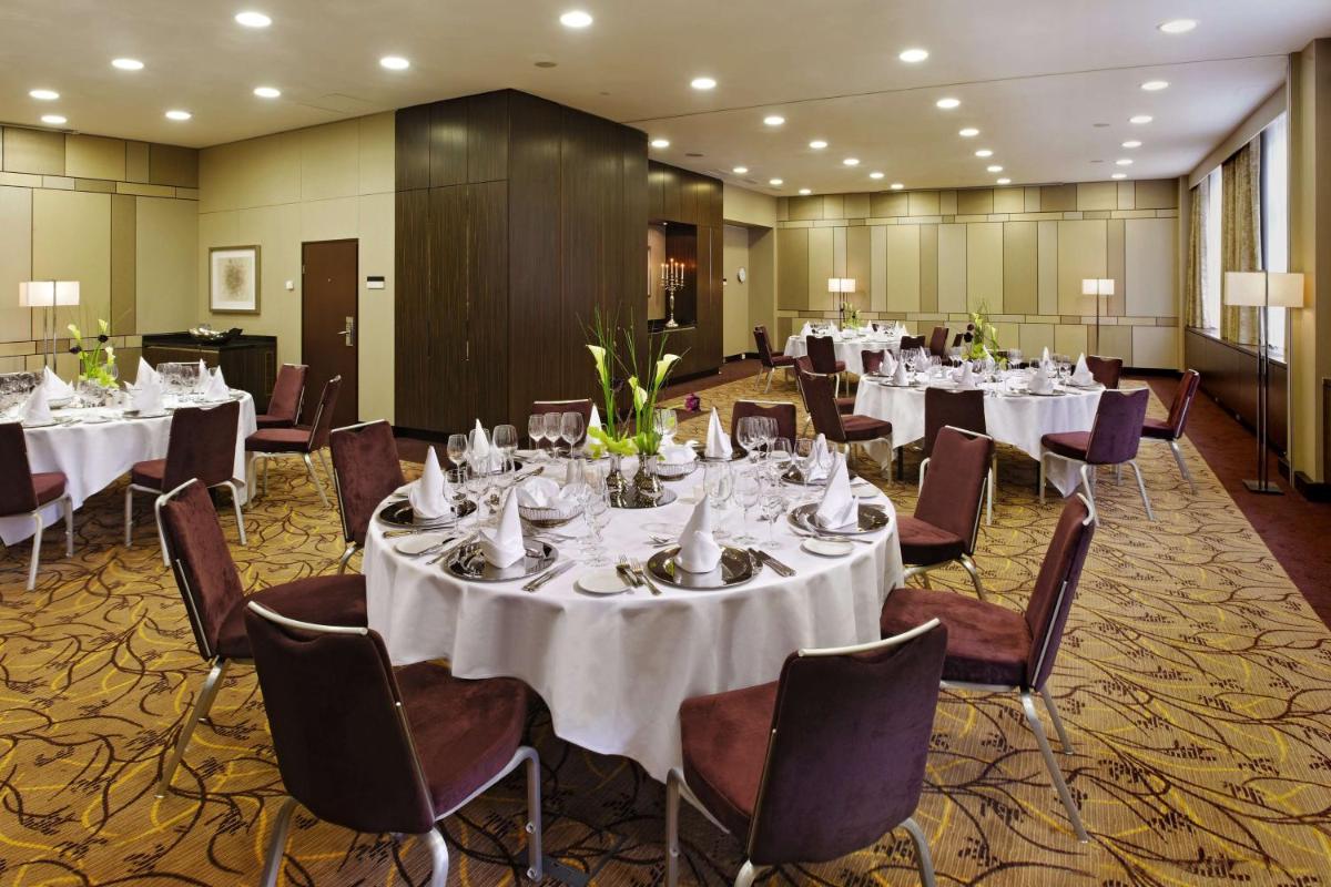 Ein Restaurant oder anderes Speiselokal in der Unterkunft Hilton Berlin