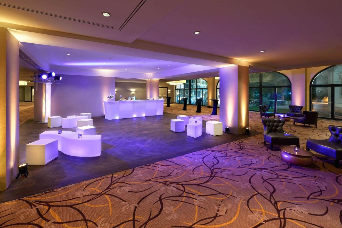 Ein Sitzbereich in der Unterkunft Hilton Berlin