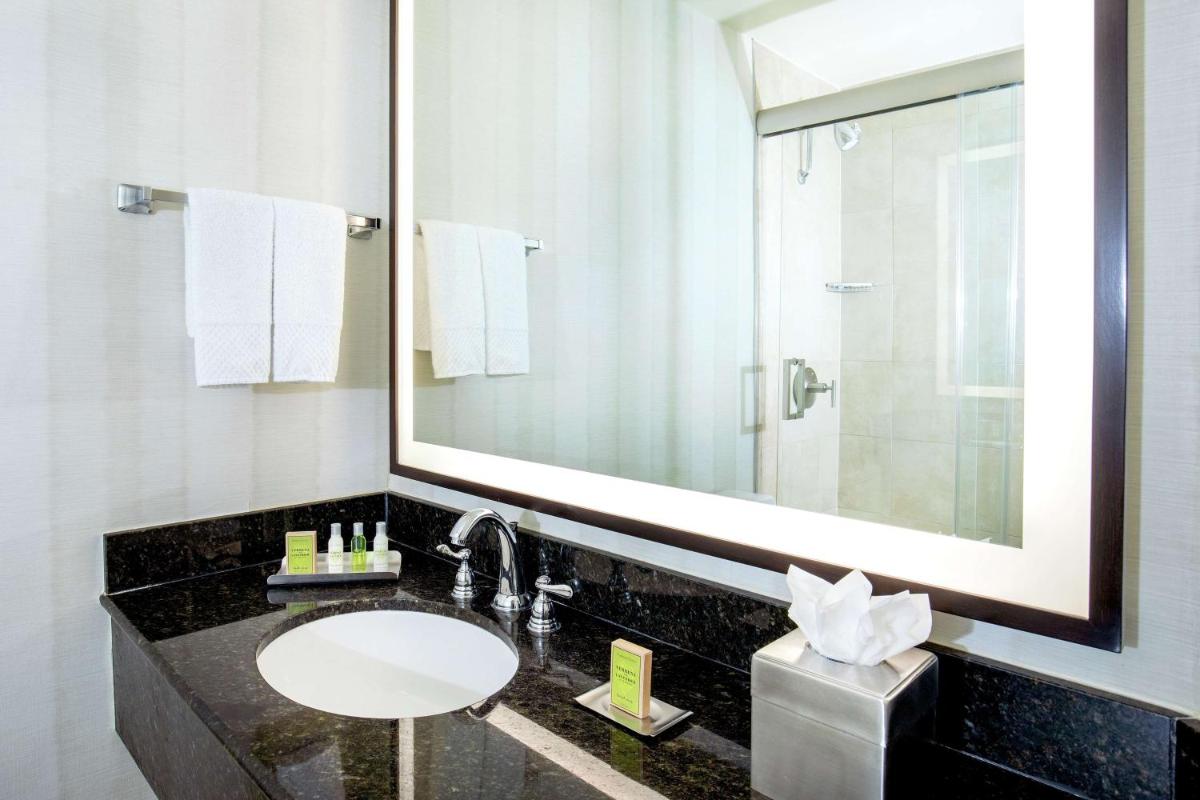 DoubleTree by Hilton Hotel Nashville Downtown - Housity