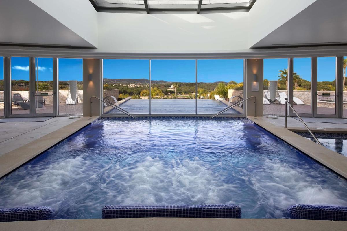 A piscina em ou perto de Conrad Algarve