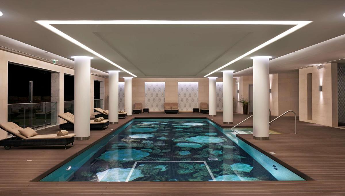 A piscina em ou perto de Conrad Algarve