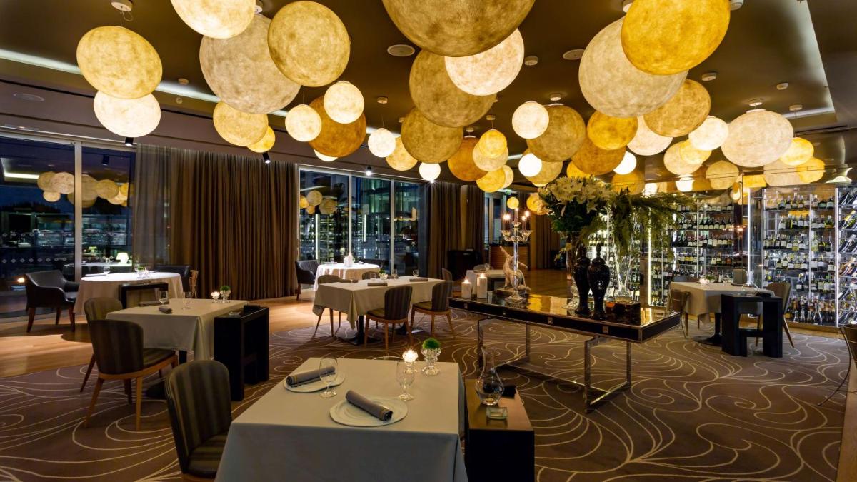 Um restaurante ou outro lugar para comer em Conrad Algarve