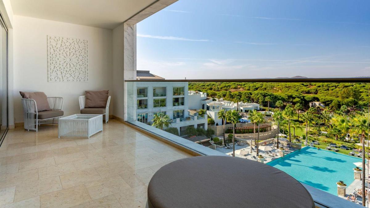 A piscina em ou perto de Conrad Algarve