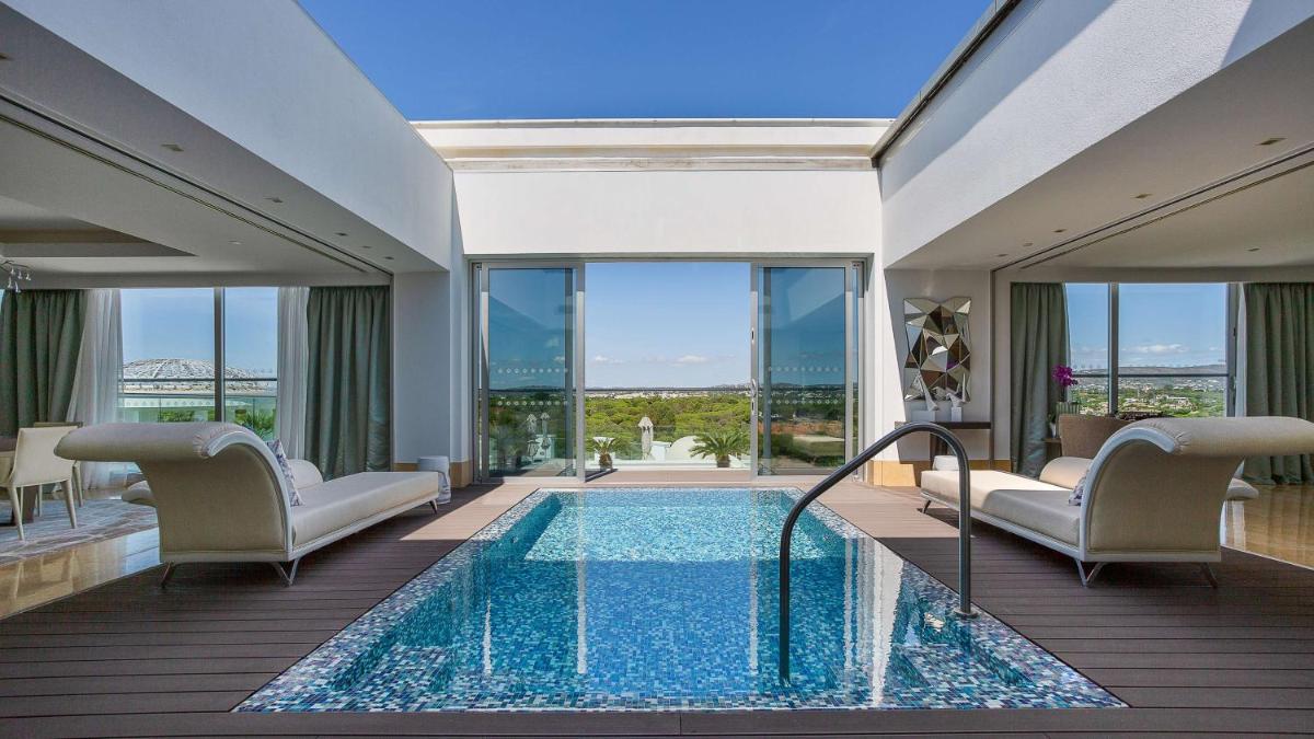 A piscina em ou perto de Conrad Algarve