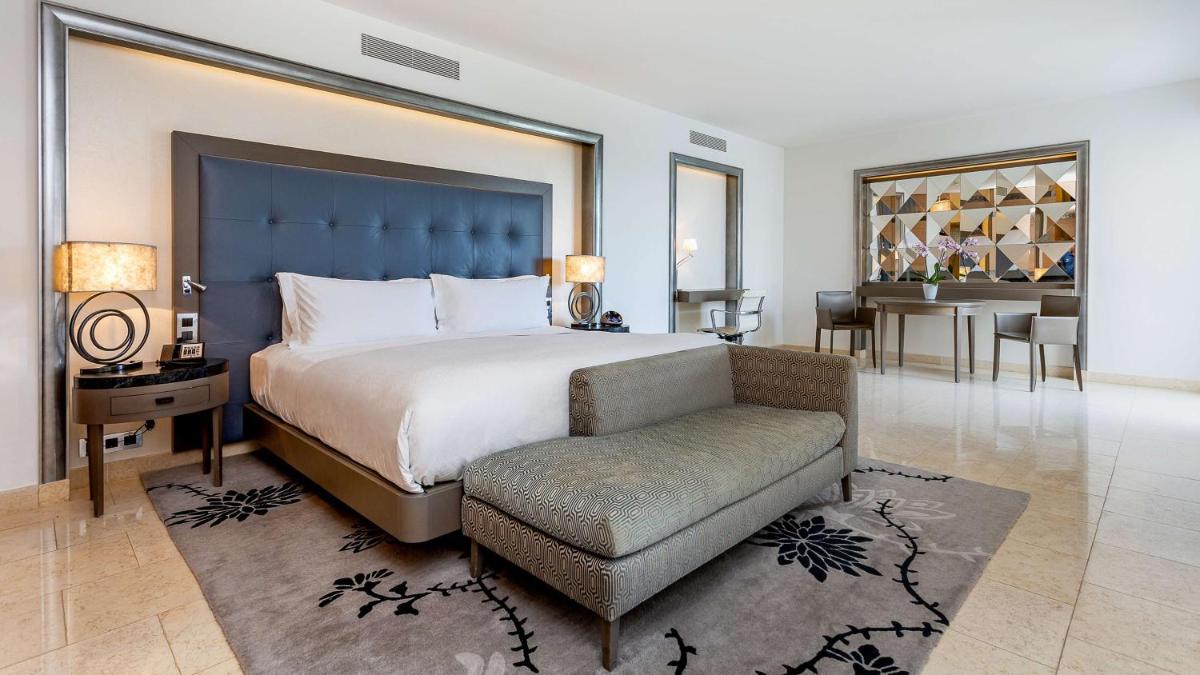 Uma cama ou camas num quarto em Conrad Algarve