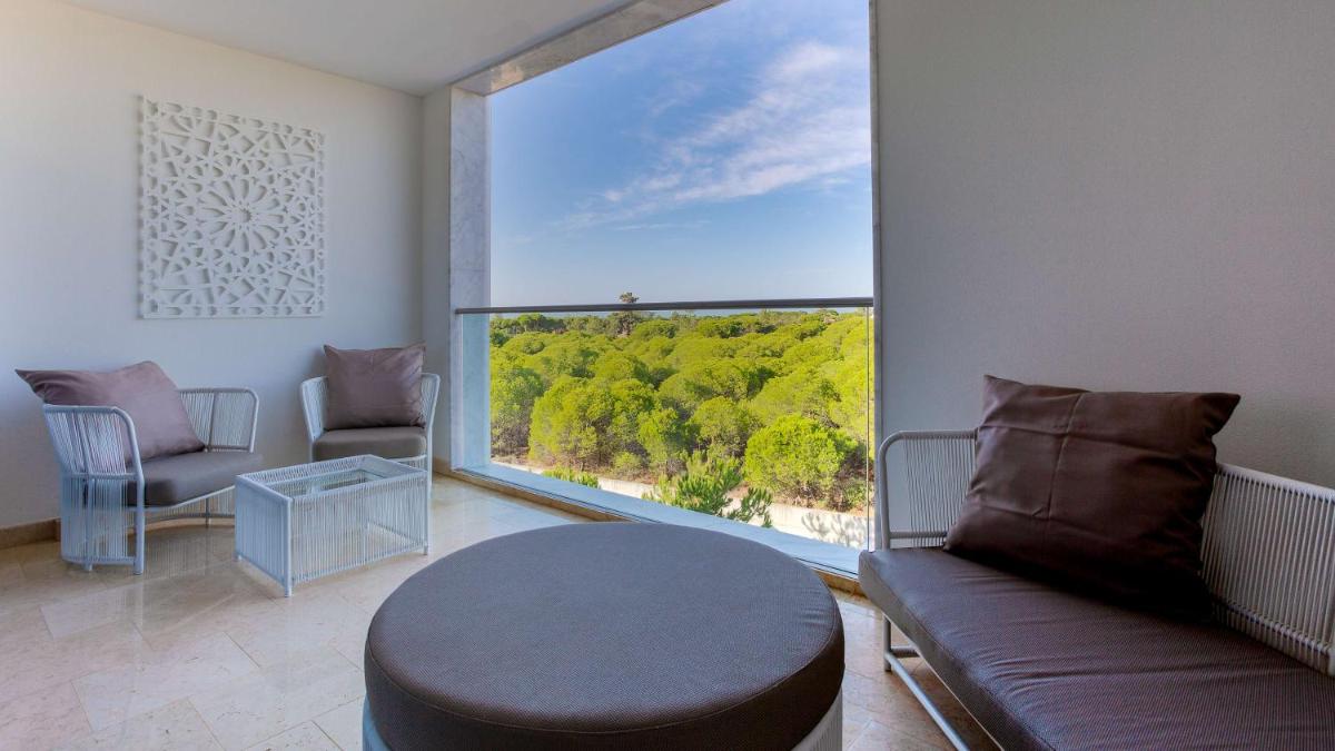 Uma área de estar em Conrad Algarve
