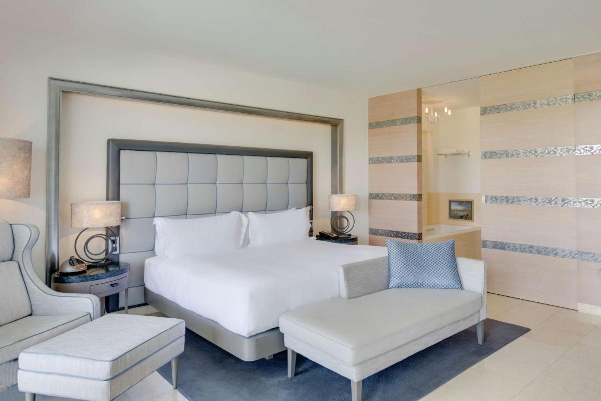 Uma cama ou camas num quarto em Conrad Algarve