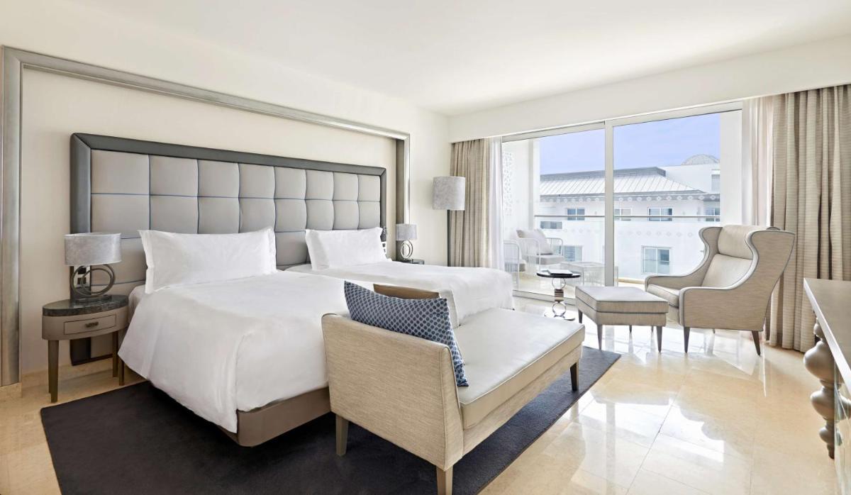 Uma cama ou camas num quarto em Conrad Algarve