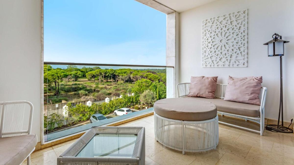 Uma área de estar em Conrad Algarve