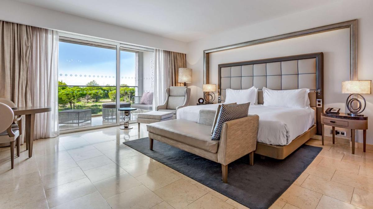 Uma cama ou camas num quarto em Conrad Algarve