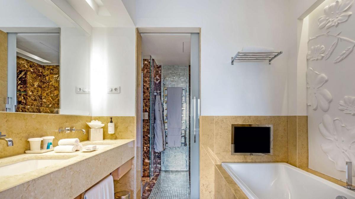 Uma casa de banho em Conrad Algarve