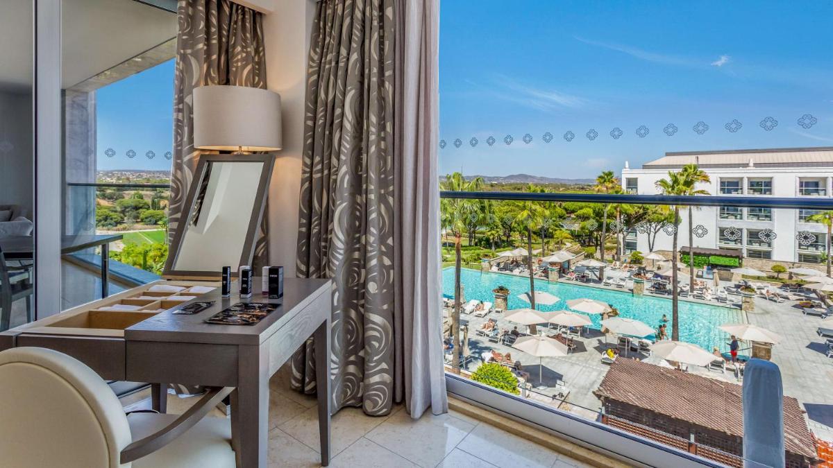 A piscina em ou perto de Conrad Algarve