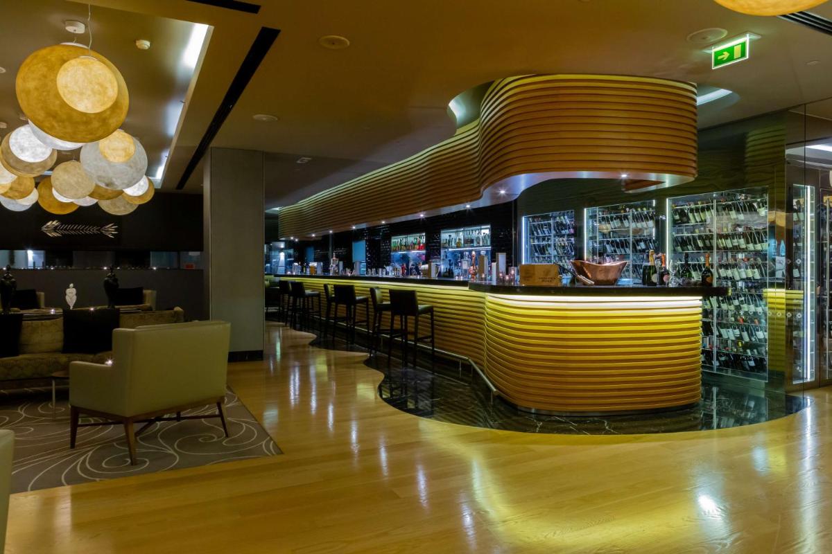 A área de bar ou lounge em Conrad Algarve