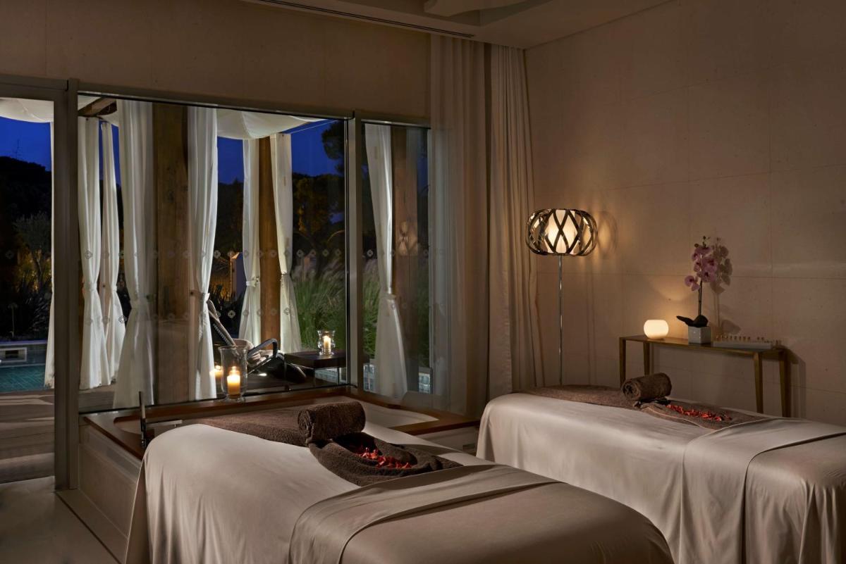 Uma cama ou camas num quarto em Conrad Algarve