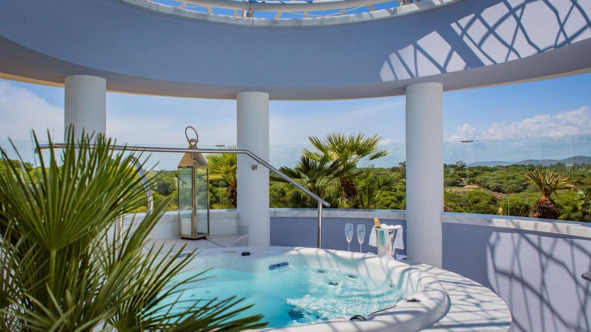 A piscina em ou perto de Conrad Algarve
