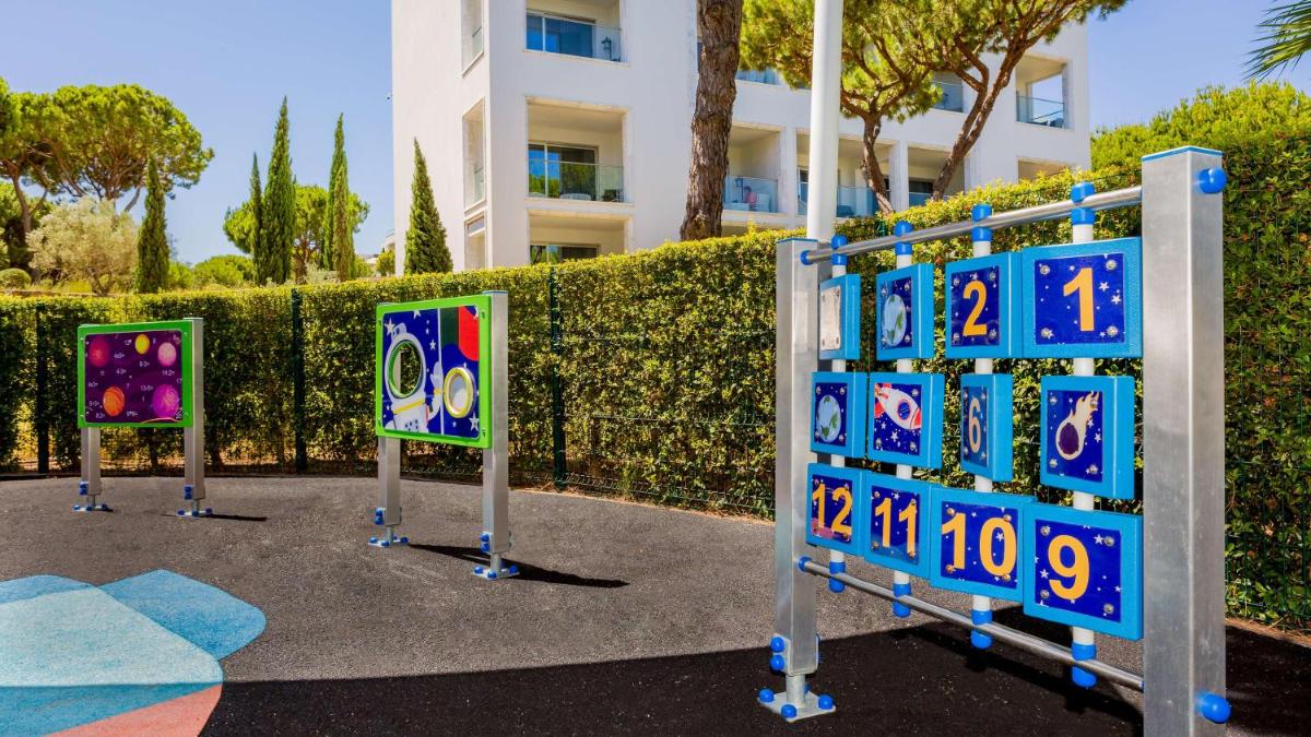 A área de jogos para crianças em Conrad Algarve