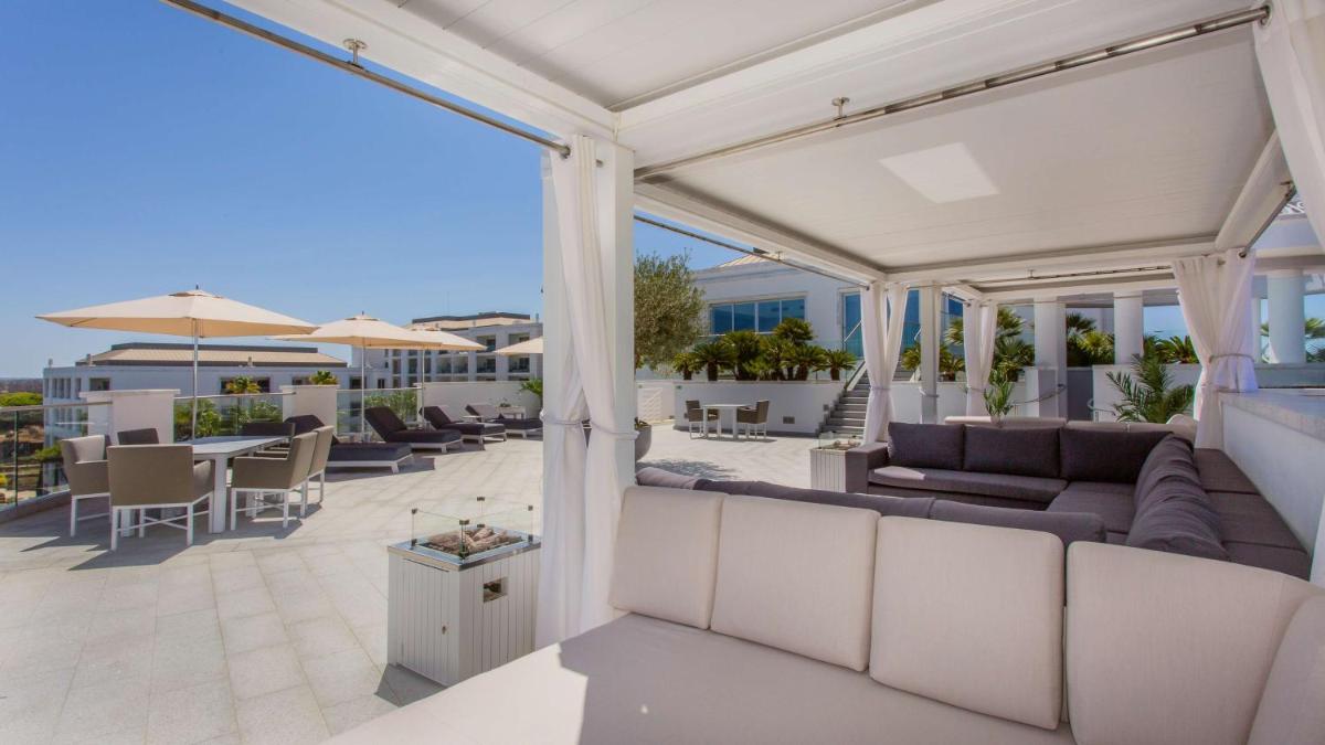 Uma área de estar em Conrad Algarve
