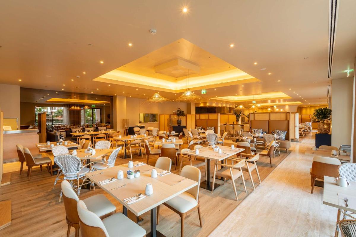 Um restaurante ou outro lugar para comer em Hilton Vilamoura