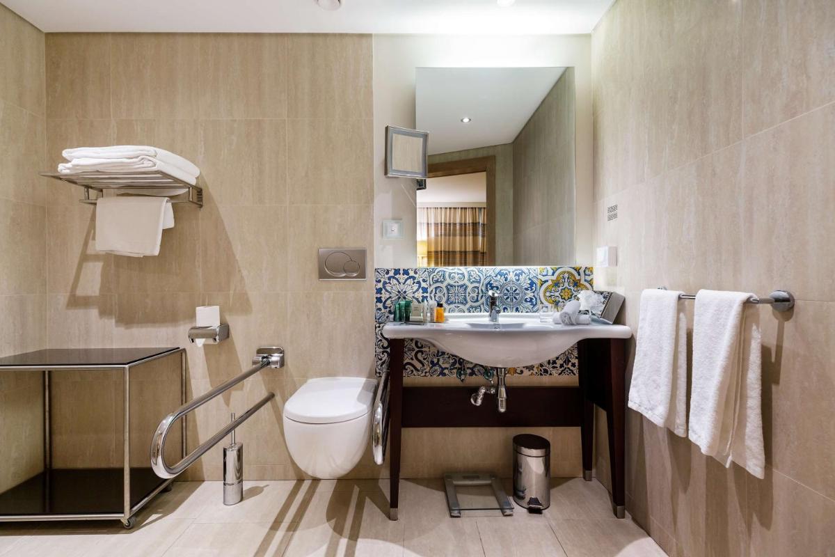 Uma casa de banho em Hilton Vilamoura
