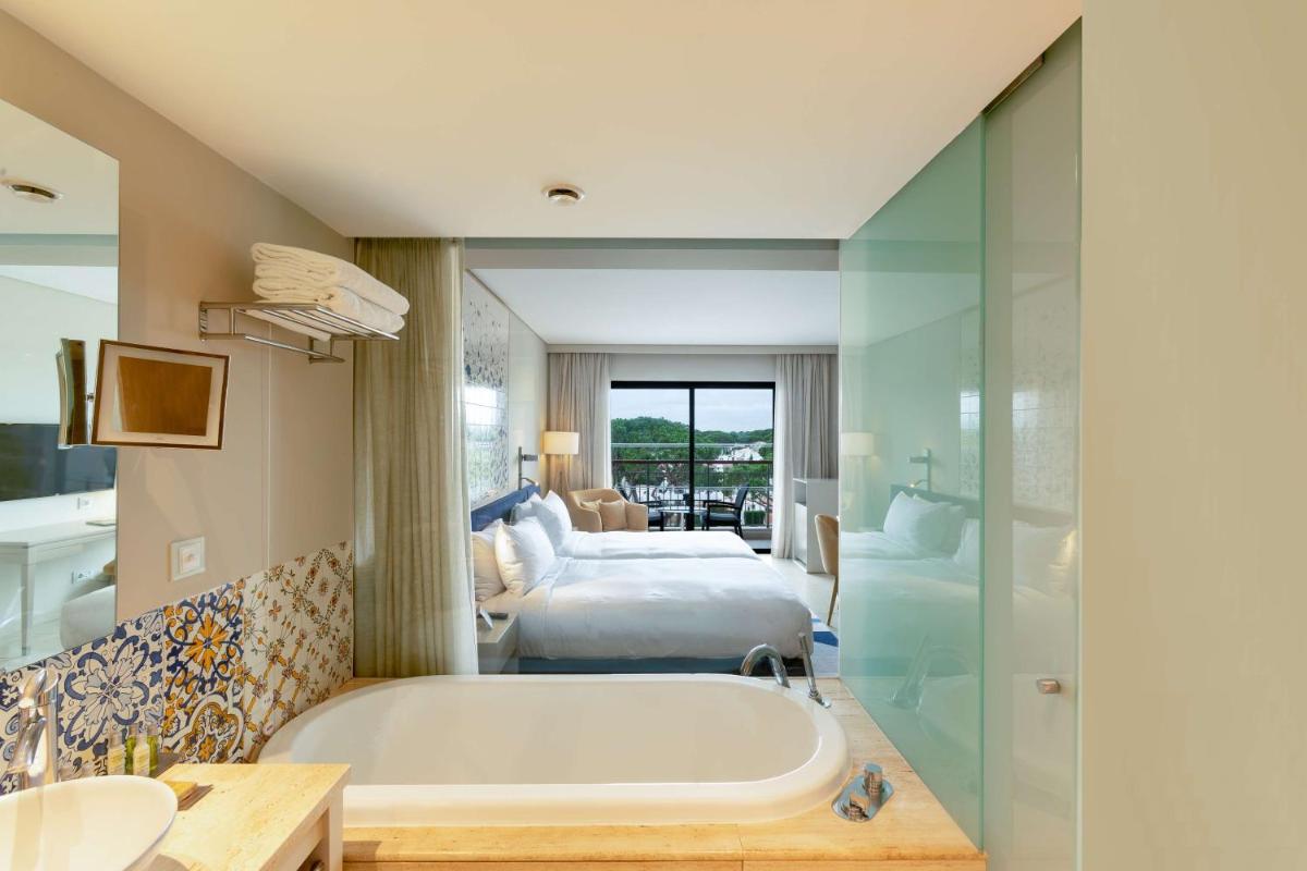 Uma cama ou camas num quarto em Hilton Vilamoura