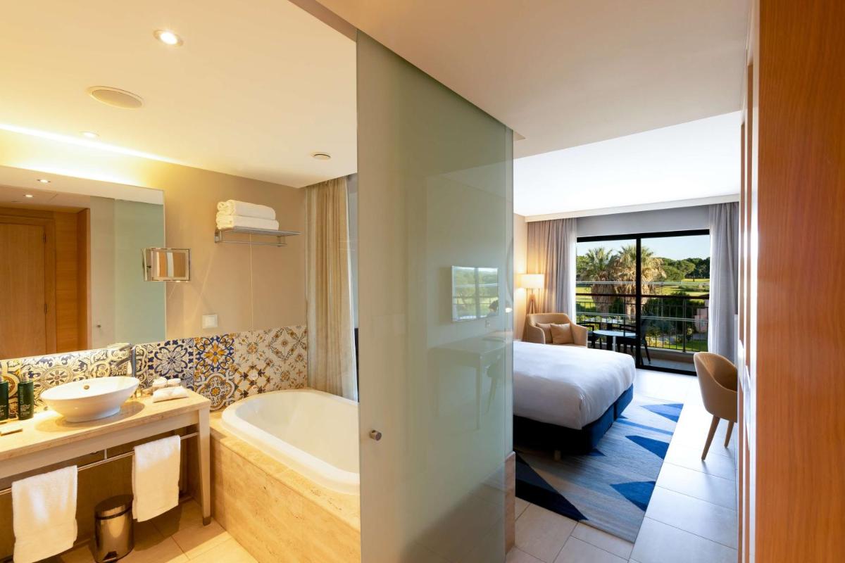 Uma cama ou camas num quarto em Hilton Vilamoura
