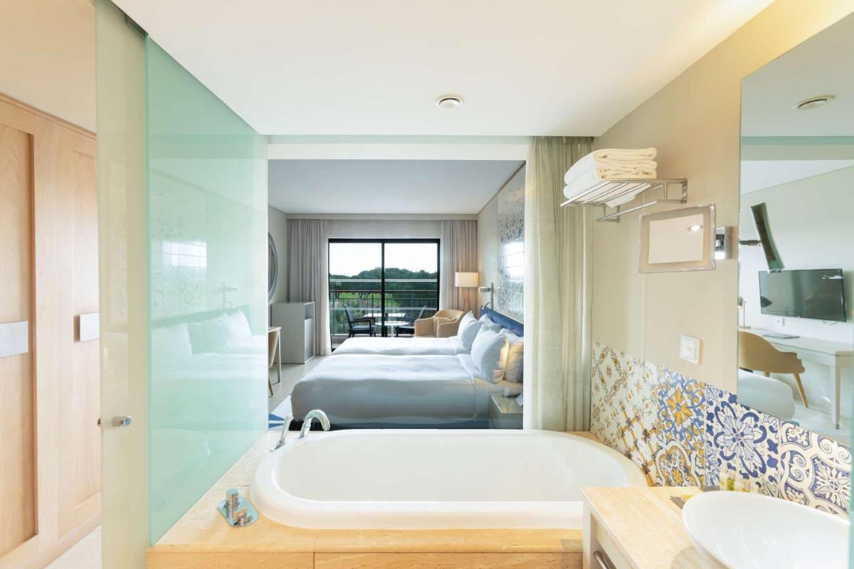 Uma cama ou camas num quarto em Hilton Vilamoura