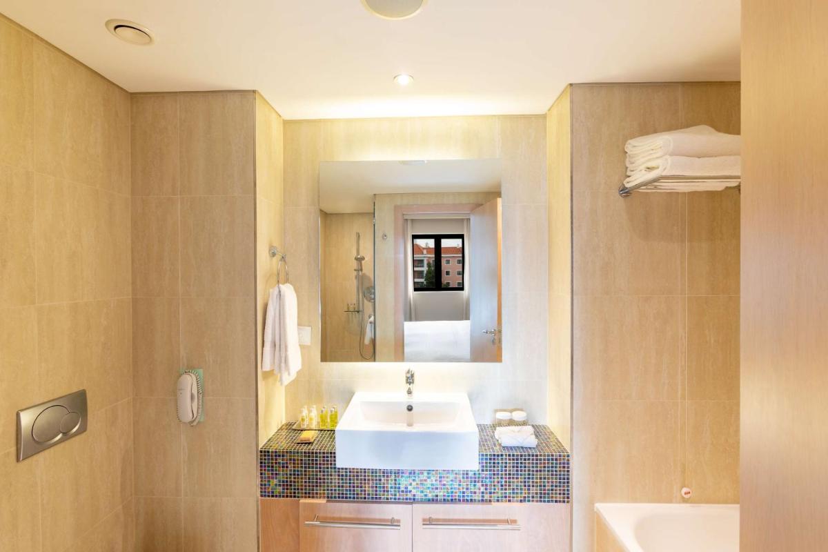 Uma casa de banho em Hilton Vilamoura