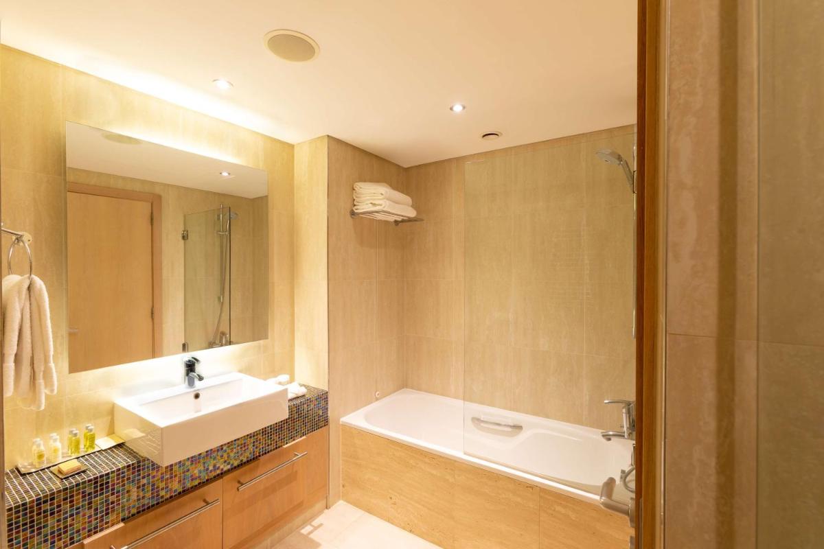 Uma casa de banho em Hilton Vilamoura