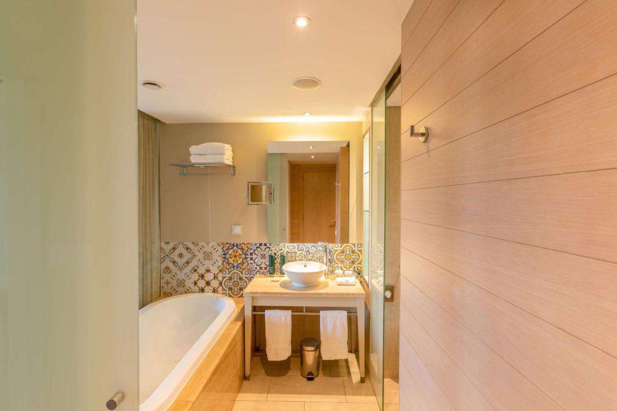 Uma casa de banho em Hilton Vilamoura