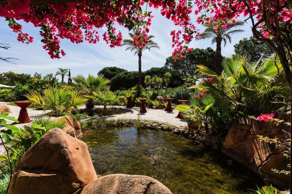 Um jardim no exterior de Hilton Vilamoura