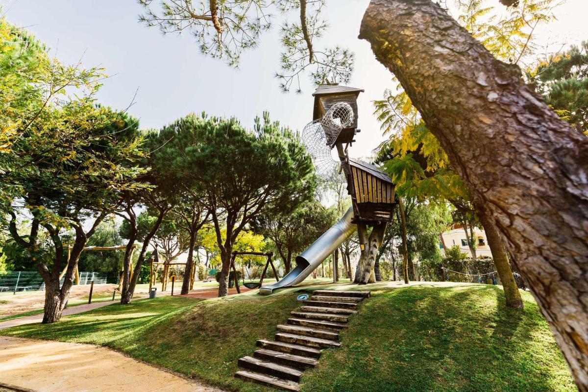 Um jardim no exterior de Hilton Vilamoura