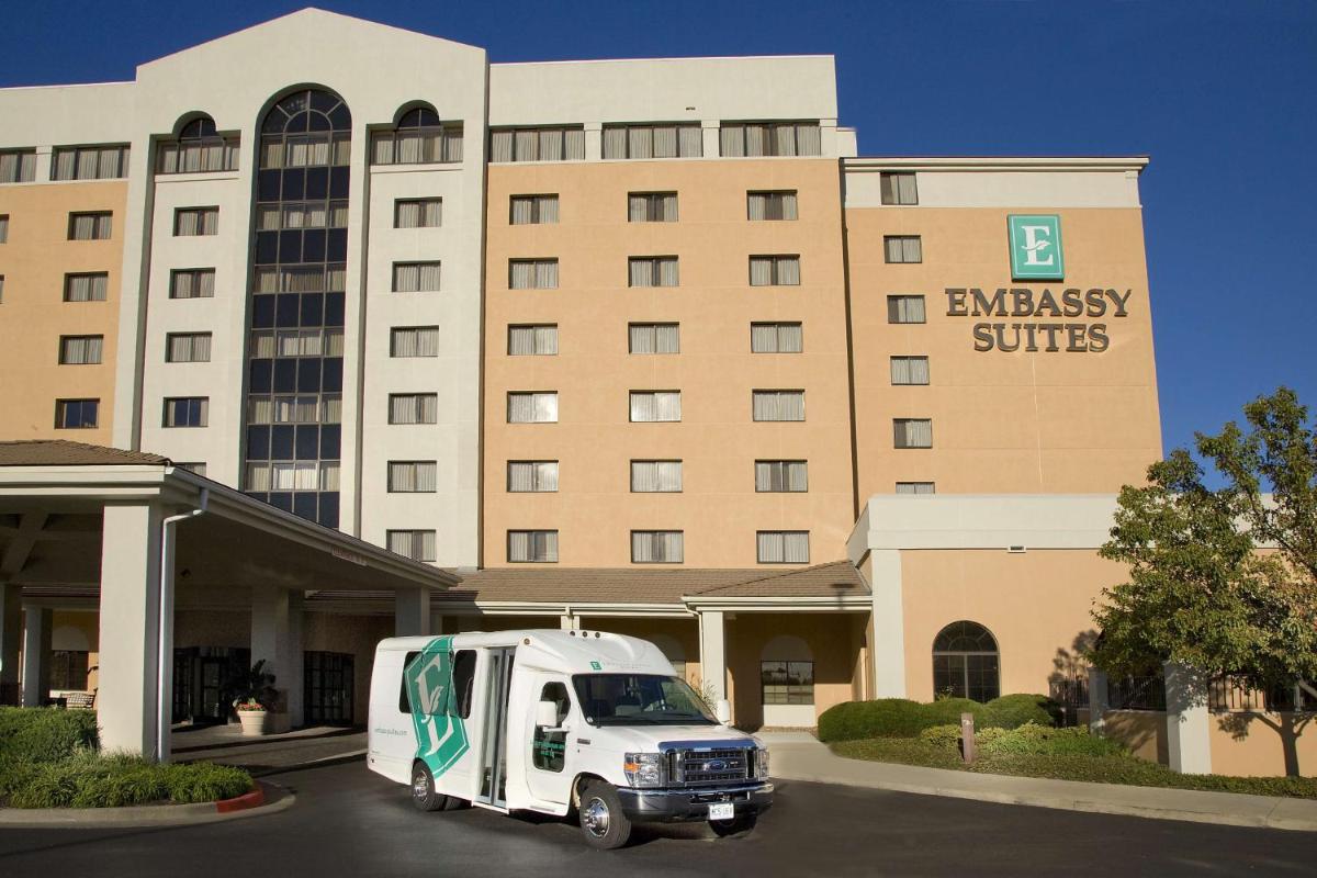 Embassy Suites by Hilton Kansas City International Airport - Housity
