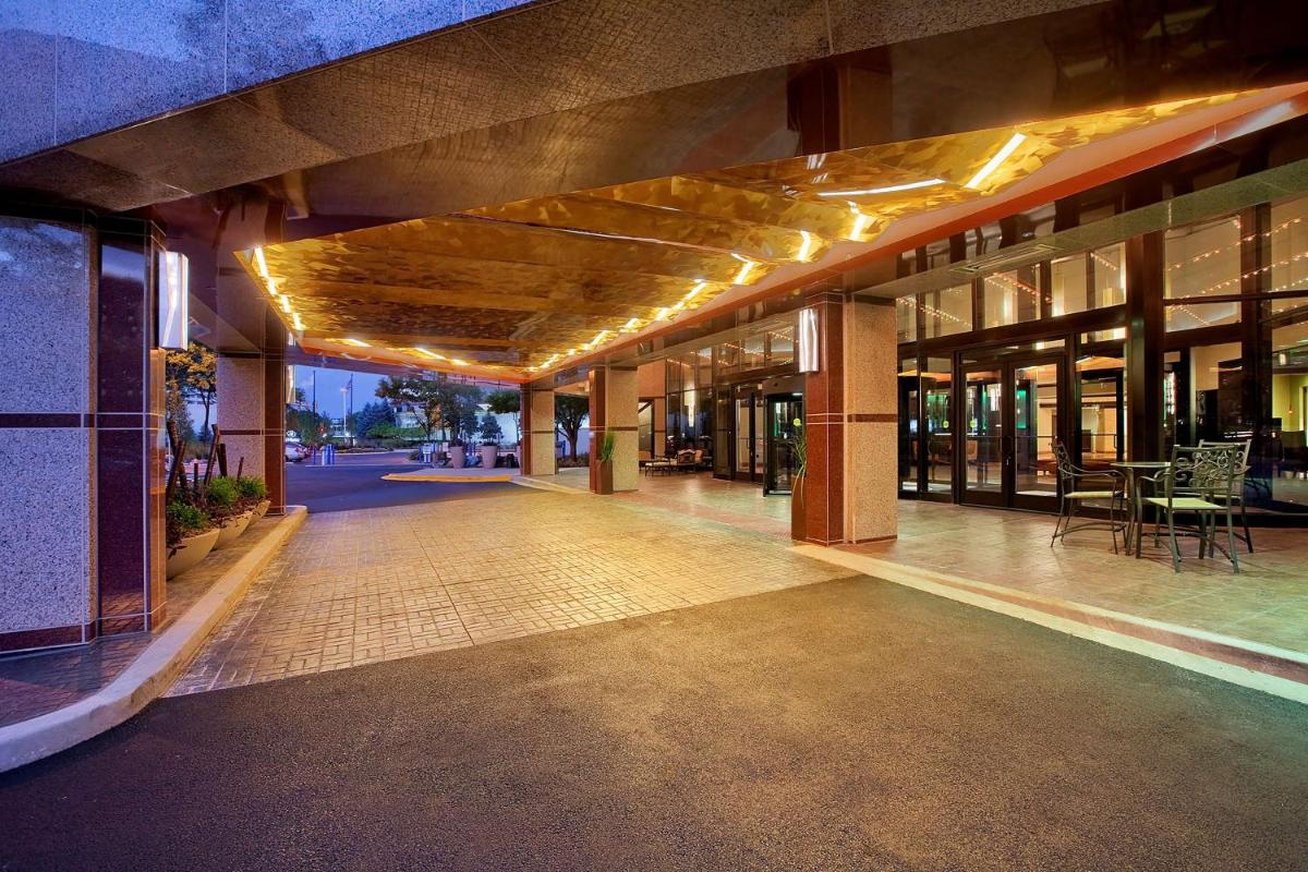 Hilton Rosemont Chicago O'Hare - Housity
