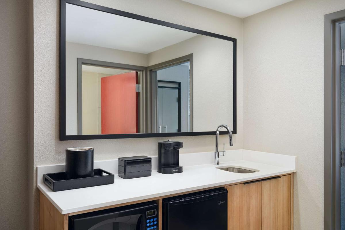 Embassy Suites by Hilton Hampton Convention Center - Housity