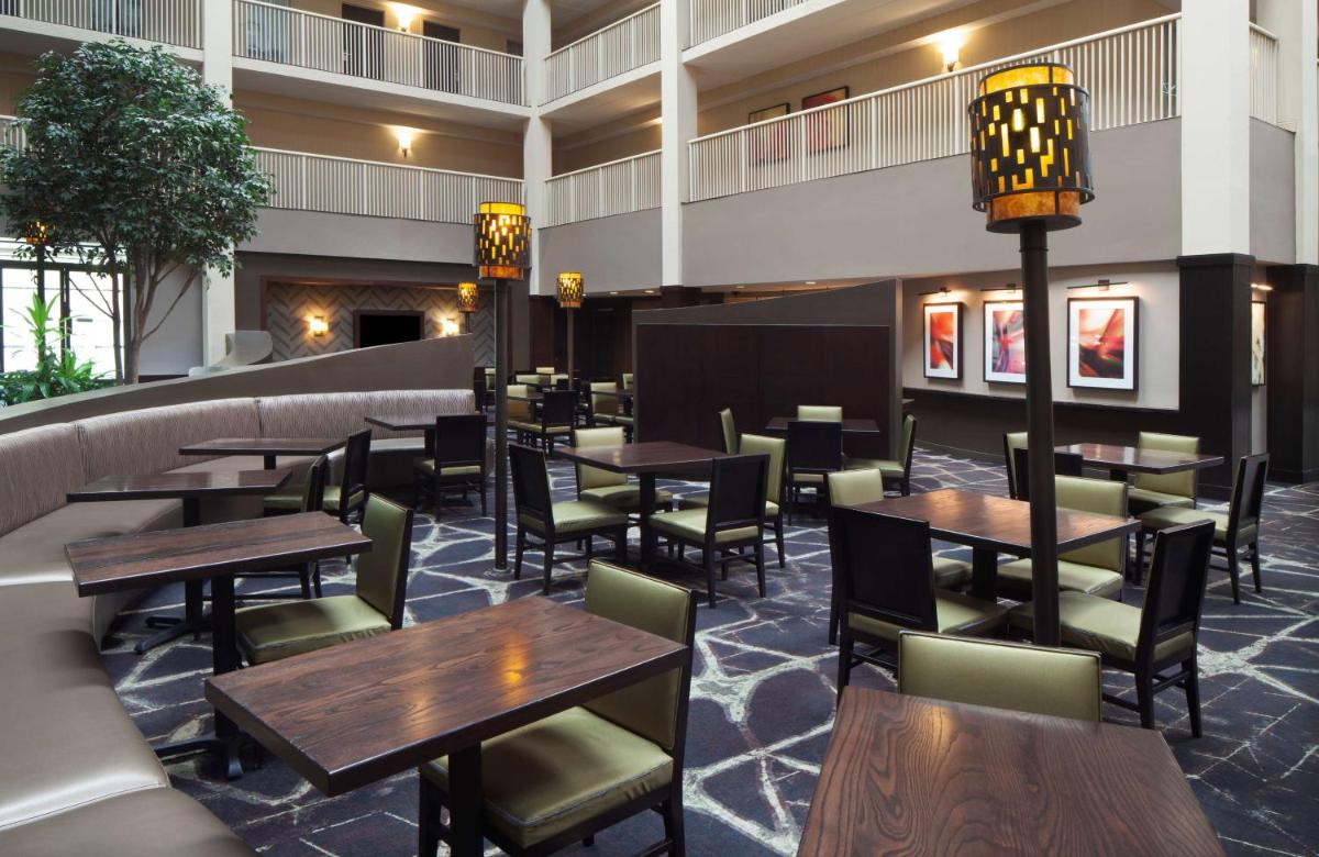 Embassy Suites by Hilton Philadelphia Airport - Housity