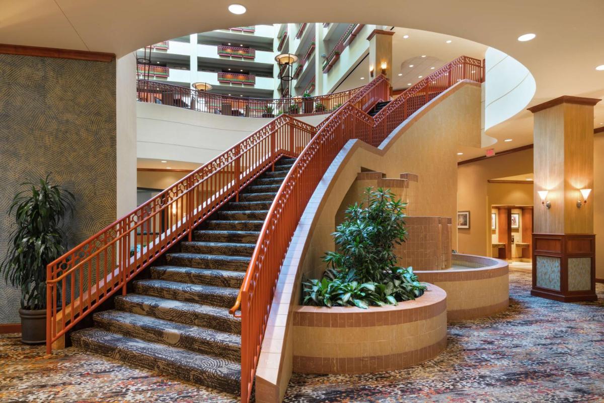 Embassy Suites by Hilton Saint Louis Saint Charles - Housity